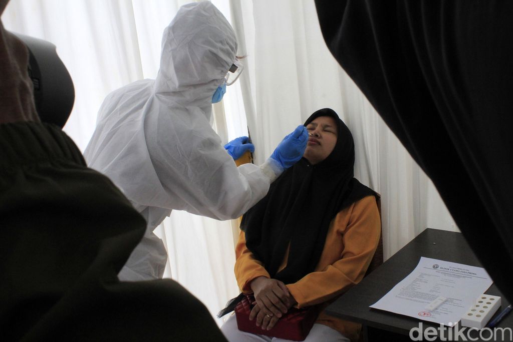 Hari ini penumpang KA jarak jauh harus menyerahkan hasil rapid test antigen. Di Stasiun Kiaracondong, Kota Bandung, penumpang menunggu hingga 3,5 jam.