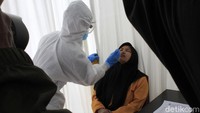 Calon penumpang mengikuti rapid test antigen di halaman Stasiun Kiaracondong, Kota Bandung pada Selasa (22/12/2020).