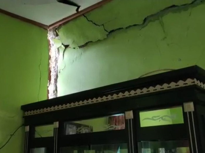 Rumah Warga Garut Rusak Akibat Pergerakan Tanah