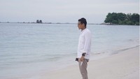 Sandiaga di Pantai Tanjung Binga, Kepulauan Bangka Belitung. (sandiuno/Instagram)