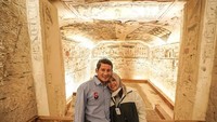Momen bersama istrinya saat berkunjung ke Valley of The Kings di Luxow, Mesir. (sandiuno/Instagram)