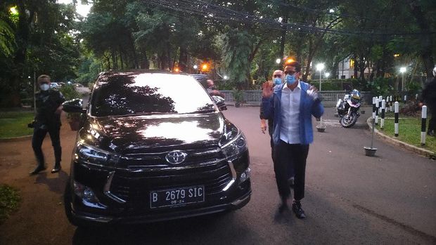 Sandiaga tiba di kediaman ibunya di kawasan Jakarta Selatan.