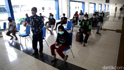 Jelang Libur Nataru, Penumpang Bus Antre Rapid Test Antigen