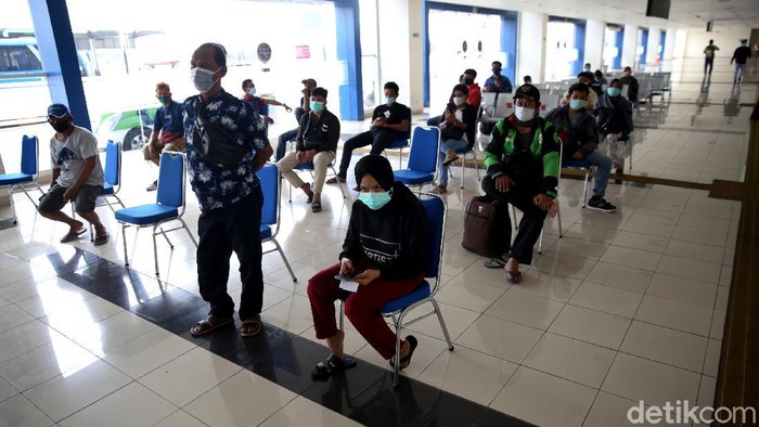 Guna cegah penyebaran virus Corona jelang nataru, rapid test antigen juga diberlakukan bagi para penumpang bus di berbagai terminal Ibu Kota. Berikut potretnya.