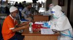 Jelang Libur Nataru, Penumpang Bus Antre Rapid Test Antigen
