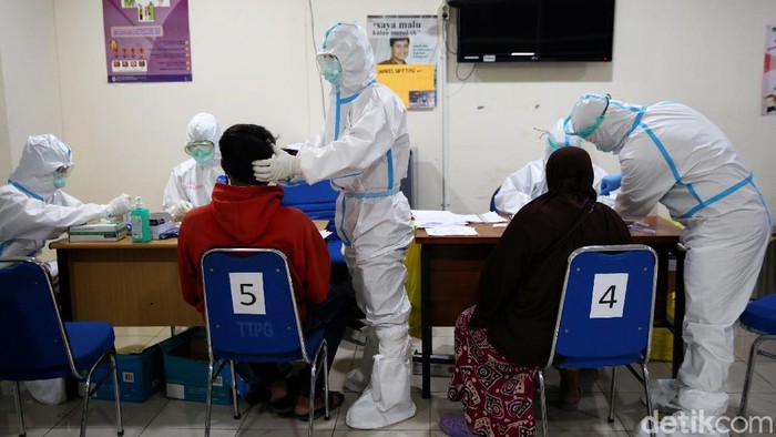 Guna cegah penyebaran virus Corona jelang nataru, rapid test antigen juga diberlakukan bagi para penumpang bus di berbagai terminal Ibu Kota. Berikut potretnya.