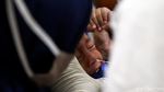 Jelang Libur Nataru, Penumpang Bus Antre Rapid Test Antigen