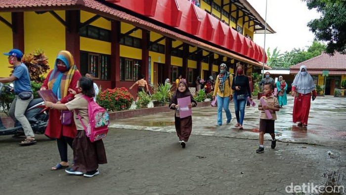 Siswa di Pangandaran saat akan mengikuti KBM di sekolah.