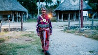 Selain memiliki tongkat emas itu, raja Kloit juga menyimpan bendera merah putih yang diberikan oleh Presiden I RI Soekarno pada tahun 1953.