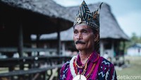 Benda pusaka lain yang dianggap keramat dan disimpan oleh Raja Kloit di rumah adat (tafatik) Liurai Malaka Wehali berupa tongkat dan keris dengan warangka matahari. Tongkat itulah sebagai penanda resmi raja Liurai Malaka. Ikuti terus jelajah Tapal Batas detikcom bersama BRI di tapalbatas.detik.com!