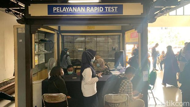 Ratusan Penumpang Antre Rapid Antigen Berjam Jam Di Stasiun Gubeng Surabaya