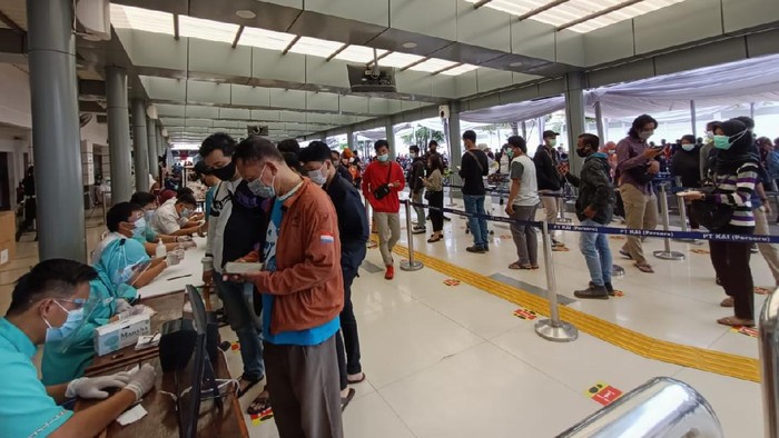 Antrean calon penumpang mendaftar rapid test antigen di Stasiun Senen, Jakarta Pusat, Selasa (22/12/2020).