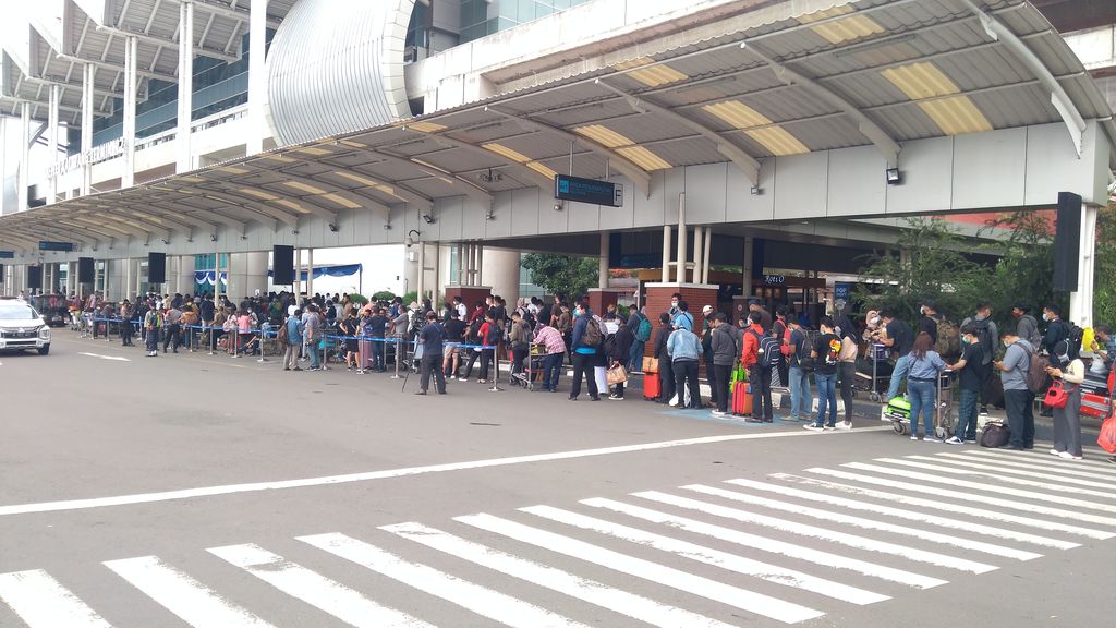 Suasana antrean rapid test antigen di Bandara Soekarno Hatta siang hari, Selasa (22/11).