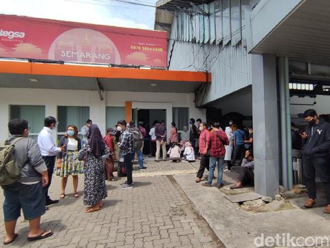 Suasana Stasiun Tawang Semarang pasca diberlakukan syarat rapid test antigen, Semarang, Selasa (22/12/2020).