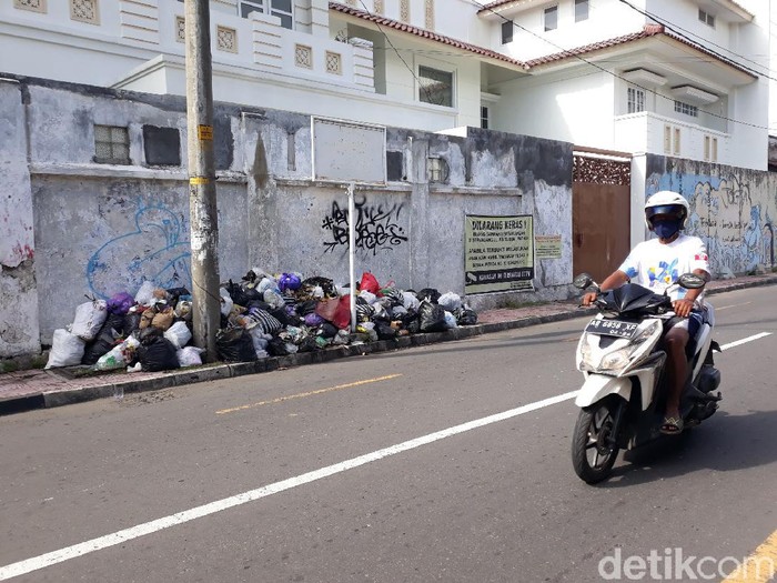 Tumpukan sampah di Jalan Aipda KS. Tubun, Kecamatan Ngampilan, Kota Yogyakarta, Selasa (22/12/2020) pukul 10.00 WIB.