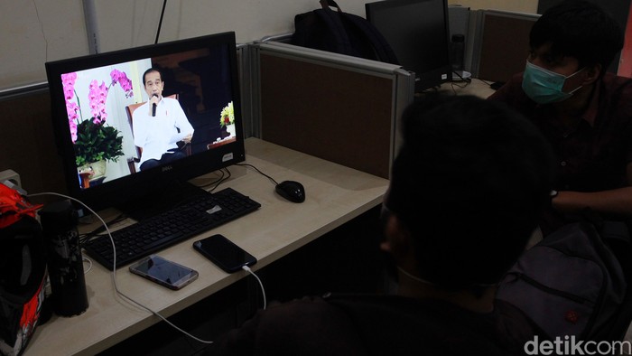 Presiden Joko Widodo kenalkan 6 menteri baru di jajaran kabinet Indonesia Maju. Nama Sandiaga Uno-Tri Rismaharini masuk dalam jajaran menteri baru Jokowi itu.