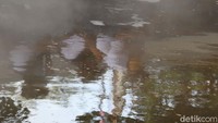 Diketahui, sungai berkabut itu merupakan sebuah kolam retensi seluas 1.700 meter persegi yang berfungsi untuk menghambat arus Sungai Cikapayang sehingga diharapkan dapat meminimakan potensi banjir di hilir.