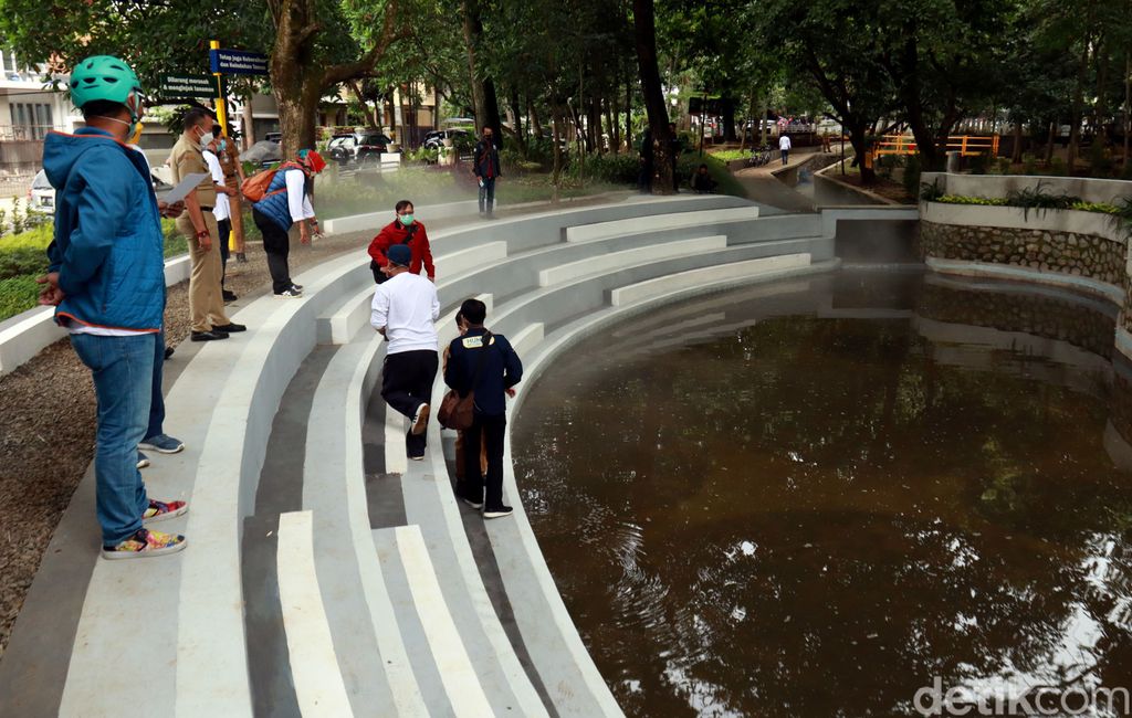 Ada yang unik dan baru di Taman Kandaga Puspa, Bandung. Taman itu kini memiliki sebuah kolam retensi yang di waktu-waktu tertentu akan mengeluarkan kabut.