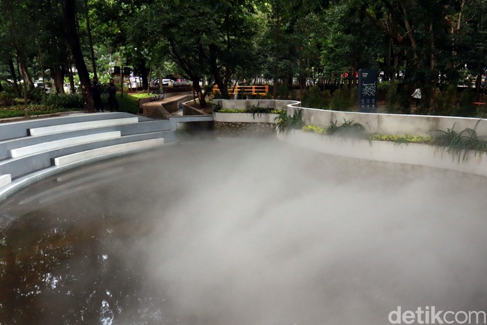 Ada yang unik dan baru di Taman Kandaga Puspa, Bandung. Taman itu kini memiliki sebuah kolam retensi yang di waktu-waktu tertentu akan mengeluarkan kabut.