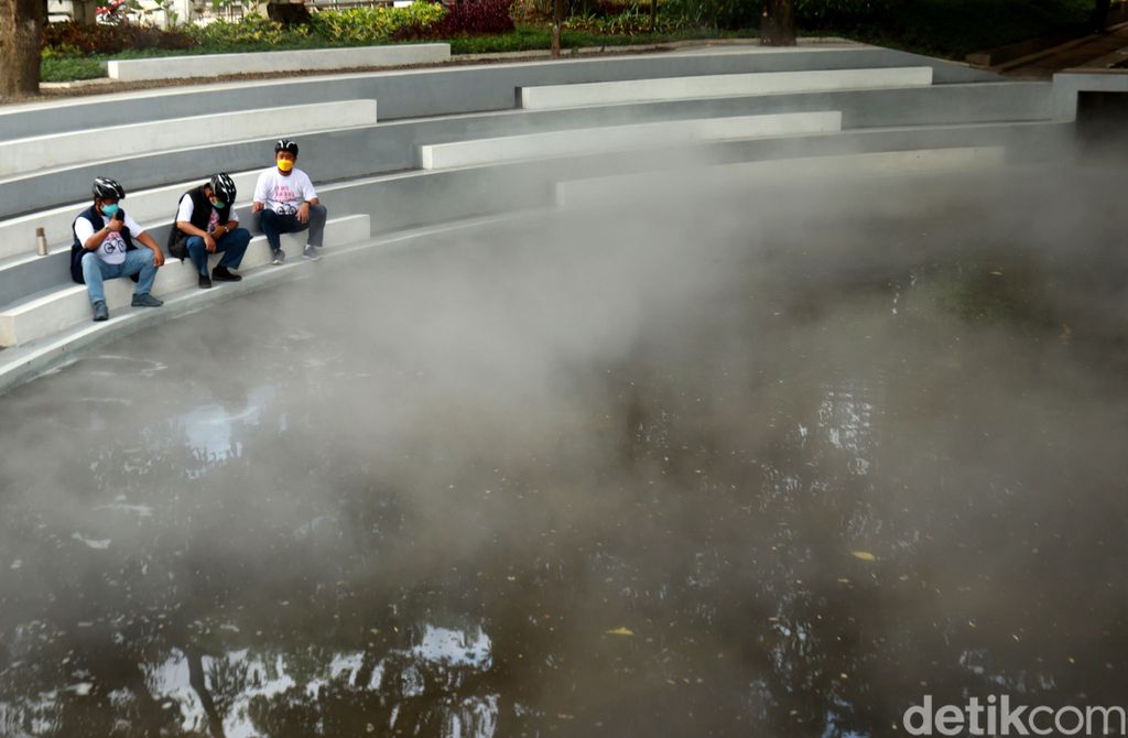 Ada yang unik dan baru di Taman Kandaga Puspa, Bandung. Taman itu kini memiliki sebuah kolam retensi yang di waktu-waktu tertentu akan mengeluarkan kabut.