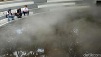 Wali Kota Bandung Oded M Danial meresmikan sungai berkabut yang berada di kawasan Taman Kandaga Puspa, Bandung, Jawa Barat, Selasa (22/12/2020).