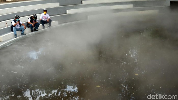 Ada yang unik dan baru di Taman Kandaga Puspa, Bandung. Taman itu kini memiliki sebuah kolam retensi yang di waktu-waktu tertentu akan mengeluarkan kabut.