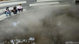 Unik! Ada Sungai Berkabut di Bandung