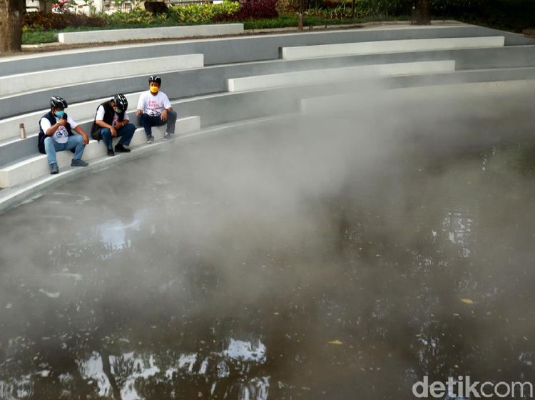 Unik! Ada Sungai Berkabut di Bandung
