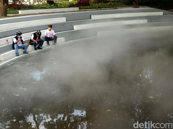 Ada yang unik dan baru di Taman Kandaga Puspa, Bandung. Taman itu kini memiliki sebuah kolam retensi yang di waktu-waktu tertentu akan mengeluarkan kabut.