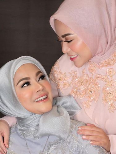 Rachel Vennya Lepas Hijab, Sang Mama: Biasa Aja, Dia Bukan ...