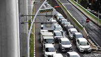 Seperti terlihat di Jalan Trunojoyo, Jakarta Selatan, Selasa (22/12/2020), sejumlah mobil masih banyak yang parkir sembarangan di badan jalan.