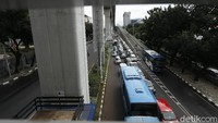Mobil yang parkir sembarangan pun menutup jalan kendaraan lain yang akan melintas ke arah Jalan Panglima Polim, Jakarta.