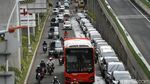 Waduh! Belasan Mobil Parkir di Bahu Jalan Trunojoyo