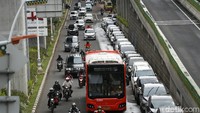 Tidak terlihat petugas yang menderek mobil yang memarkir liar di Jalan Trunojoyo, Jakarta Selatan.