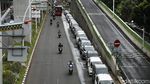 Waduh! Belasan Mobil Parkir di Bahu Jalan Trunojoyo
