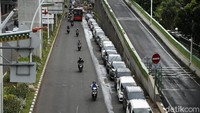 Sanksi derek dan denda Rp 500.000 per kendaraan yang telah diberlakukan sejak tahun 2018, tampaknya belum ampuh mengurangi parkir liar di Jakarta.