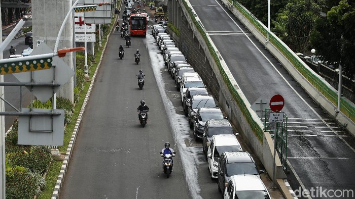 Belasan mobil parkir di bahu Jalan Trunojoyo, Jakarta Selatan, Selasa (22/12/2020). Hal ini menggangu arus lalu lintas.