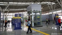 Stasiun Jatinegara memiliki wajah baru setelah proses renovasi yang dilakukan sejak 2016 rampung. 