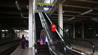 Kini Stasiun Jatinegara dilengkapi eskalator serta lift.