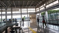Stasiun juga kini dilengkapi fasilitas penunjang seperti ruang kesehatan dan laktasi.