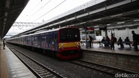 Dirjen Perkeretaapian Kemenhub juga mengubah level crossing (lintas bawah) menjadi overpass (lintas atas) demi meningkatkan keselamatan penumpang.