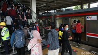 Sebelumnya, penumpang harus menyeberang rel jika ingin berpindah peron. Dengan adanya overpass, penumpang lebih mudah dan aman jika ingin berpindah peron.