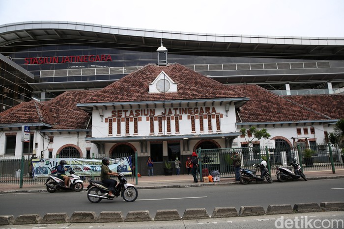 Revitalisasi Stasiun Jatinegara telah selesai dilakukan. Kini Stasiun Jatinegara terlihat modern.