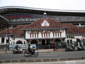 3 Pengguna KRL Terjebak di Lift Stasiun Jatinegara, KAI Minta Maaf