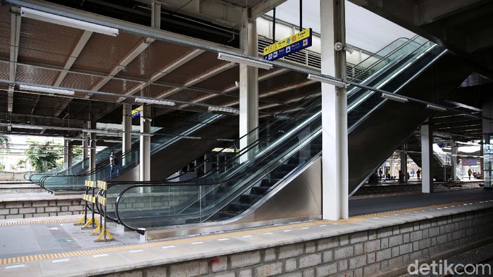 Revitalisasi Stasiun Jatinegara telah selesai dilakukan. Kini Stasiun Jatinegara terlihat modern.