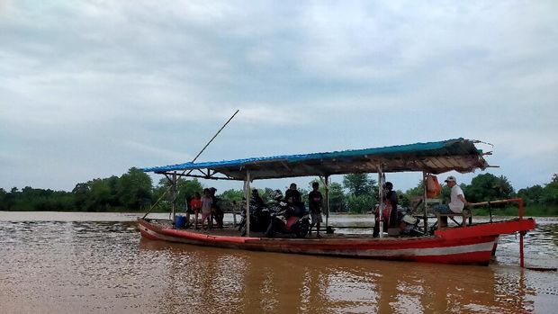 Warga Gowa seberangi sungai ke Makassar (Foto: Ibnu Munsir/detikcom)