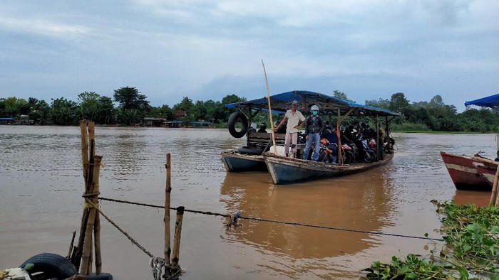Warga Gowa seberangi sungai ke Makassar (Foto: Ibnu Munsir/detikcom)