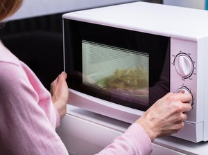 7 Makanan yang Tidak Boleh Dipanaskan dengan Microwave, Simak Yuk!