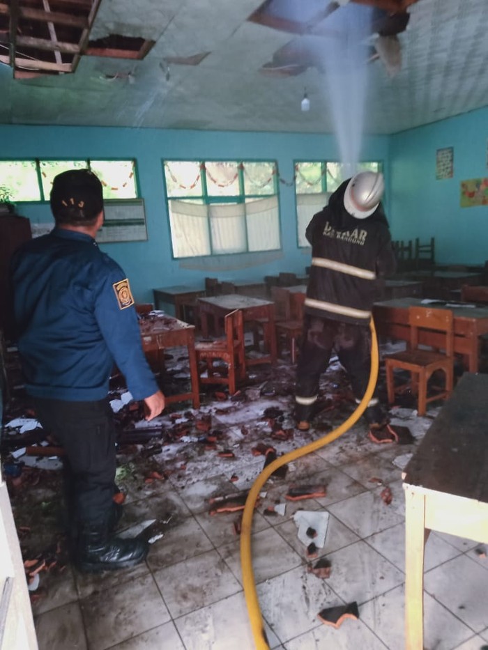 7 ruangan sekolah di Cileunyi Bandung hangus terbakar