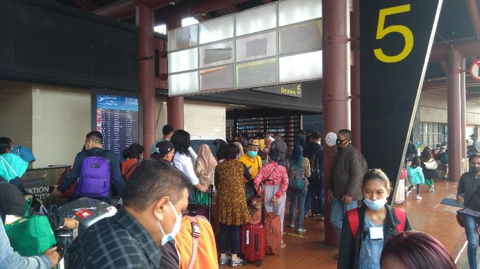 Antrean Panjang Mengular di Terminal Keberangkatan Bandara Soetta Pagi Ini